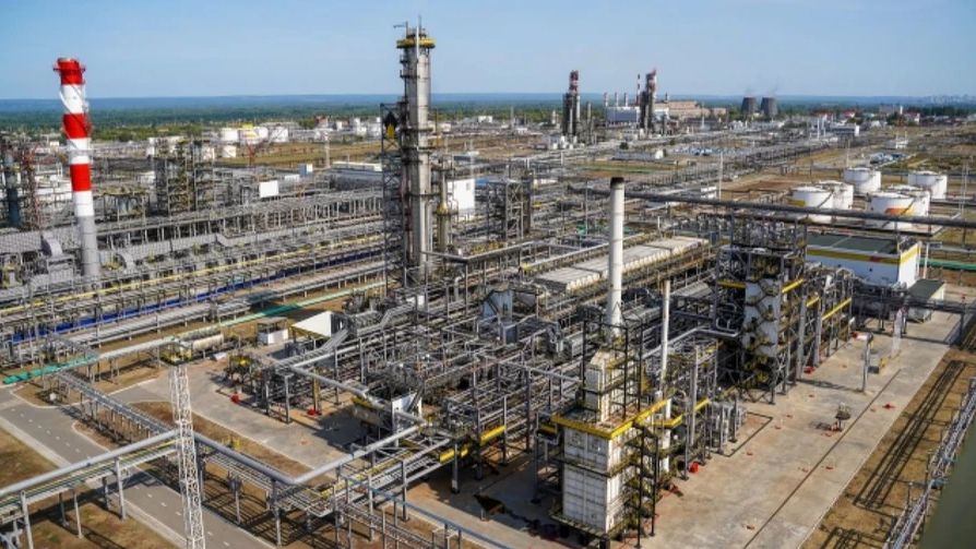 Ukrajinci zasáhli rafinérii Rosněfť